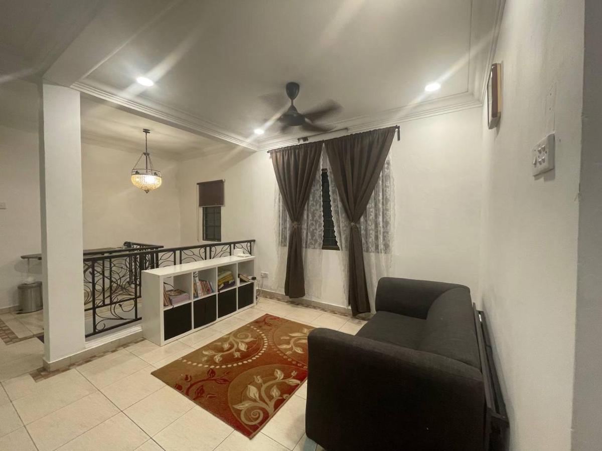 Homestay Laman Nuri, Kota Damansara Петалинг-Джая Экстерьер фото